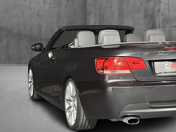 BMW 320i 13 of 30