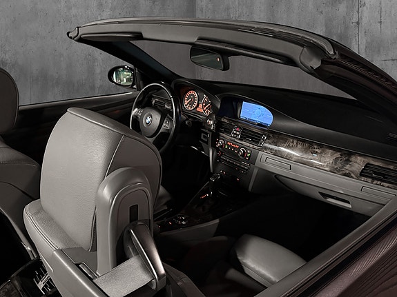 BMW 320i 24 of 30