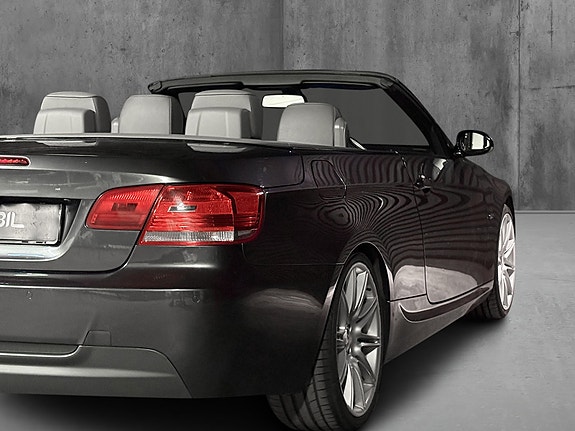 BMW 320i 12 of 30