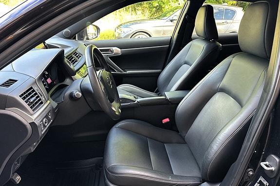 Lexus CT200h 10 of 30