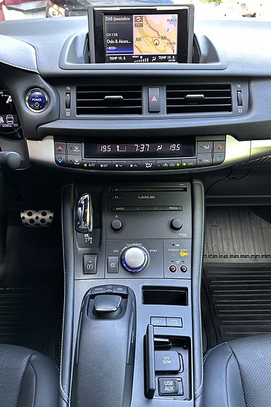 Lexus CT200h 20 of 30