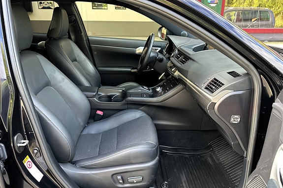 Lexus CT200h 14 of 30