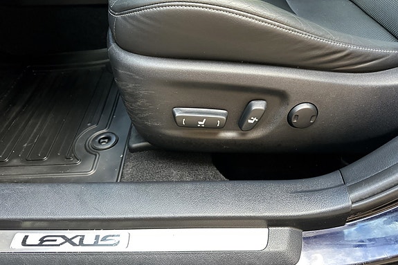 Lexus CT200h 27 of 30