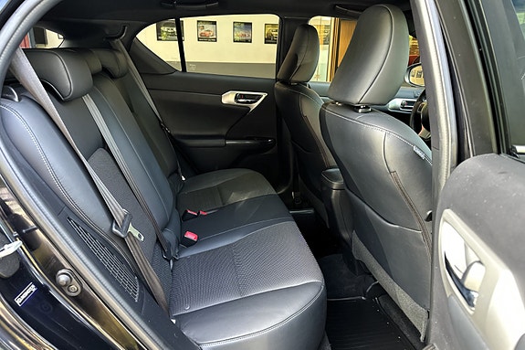 Lexus CT200h 13 of 30