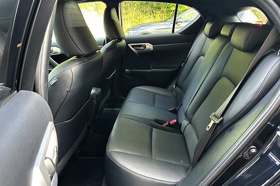 Lexus CT200h 11 of 30