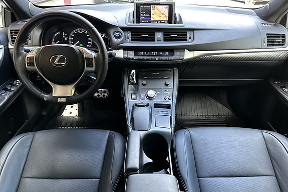 Lexus CT200h 12 of 30