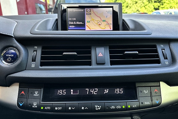 Lexus CT200h 21 of 30