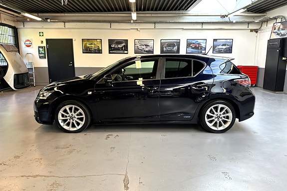 Lexus CT200h 2 of 30