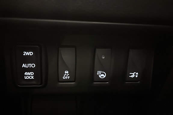 Her kan det veksles mellom 2 og 4WD/4WD lock, slå av og på antispinn/skrens, rattvarme og åpne bakluke