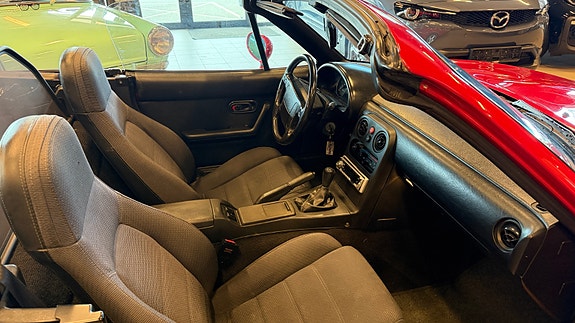 Mazda MX-5 2 of 5