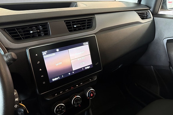 Moderne infotainmentskjerm med Apple CarPlay og Android Auto.