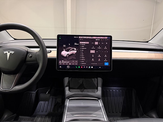 Tesla Model Y 24 of 30