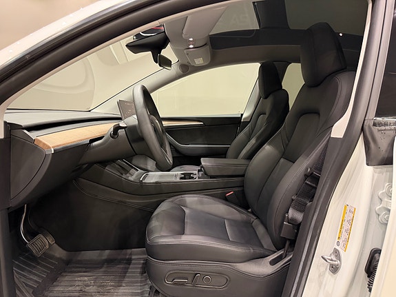 Tesla Model Y 14 of 30