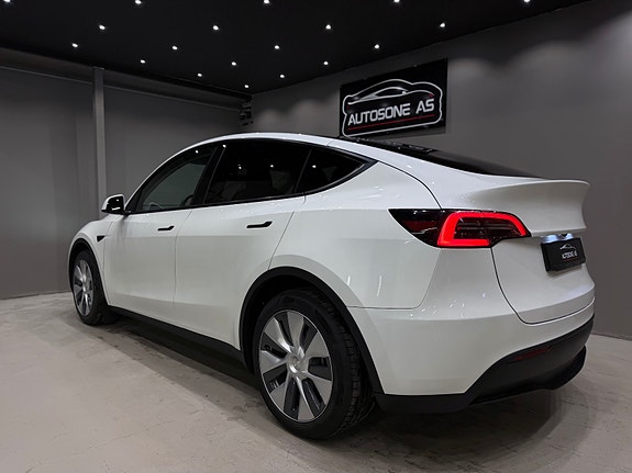 Tesla Model Y 7 of 30