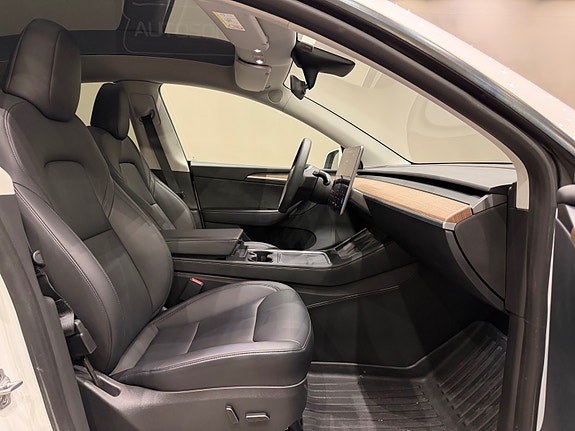 Tesla Model Y 15 of 30