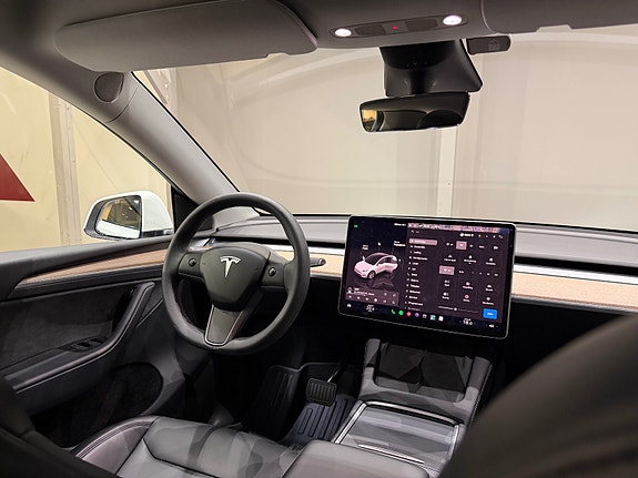 Tesla Model Y 22 of 30