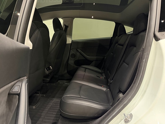 Tesla Model Y 18 of 30
