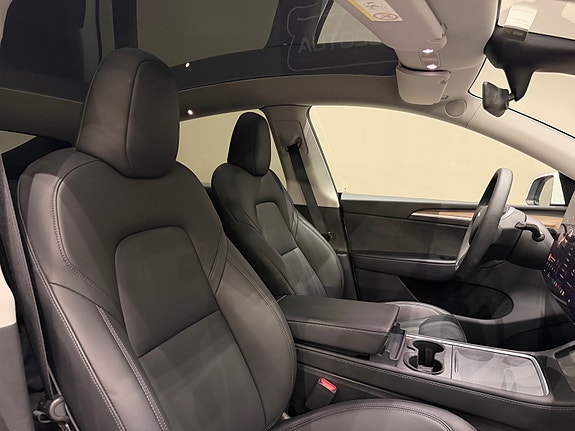 Tesla Model Y 16 of 30