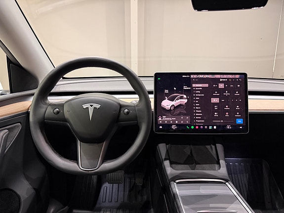 Tesla Model Y 23 of 30