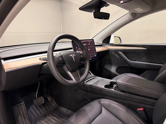 Tesla Model Y 13 of 30
