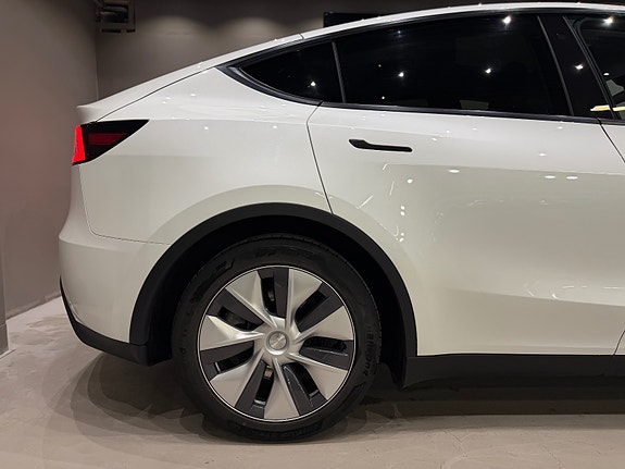 Tesla Model Y 12 of 30