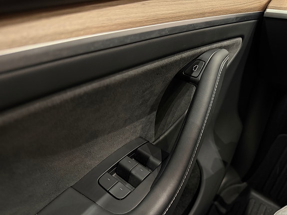 Tesla Model Y 25 of 30