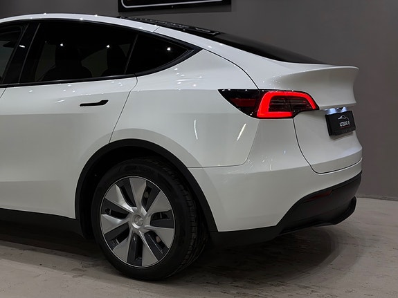 Tesla Model Y 8 of 30