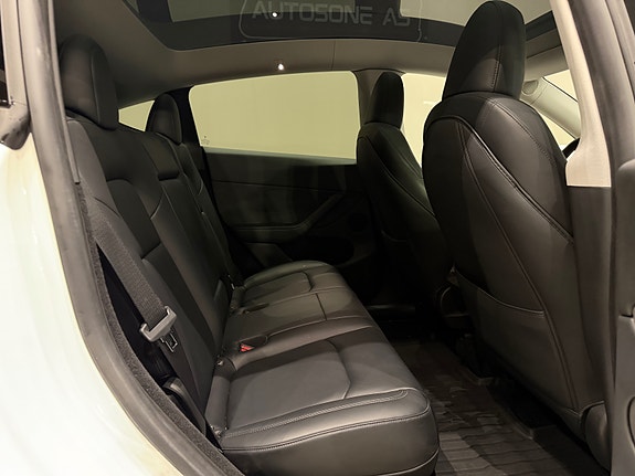 Tesla Model Y 19 of 30