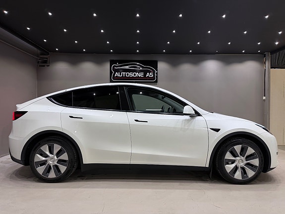 Tesla Model Y 5 of 30