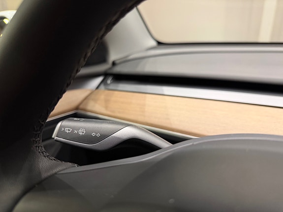 Tesla Model Y 28 of 30