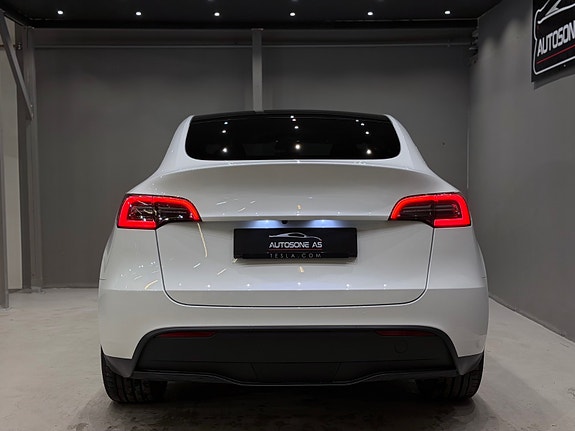 Tesla Model Y 10 of 30
