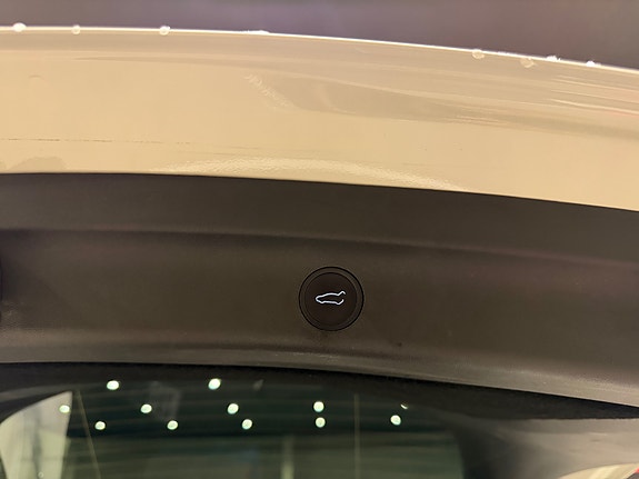 Tesla Model Y 21 of 30