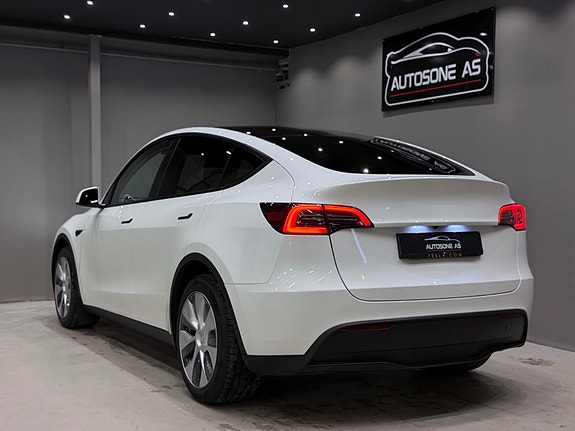 Tesla Model Y 9 of 30