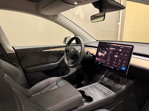 Tesla Model Y 17 of 30