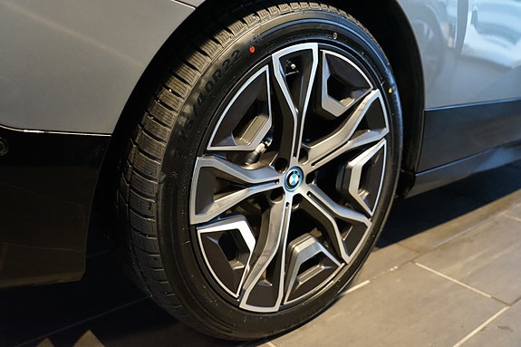 BMW iX 16 of 16
