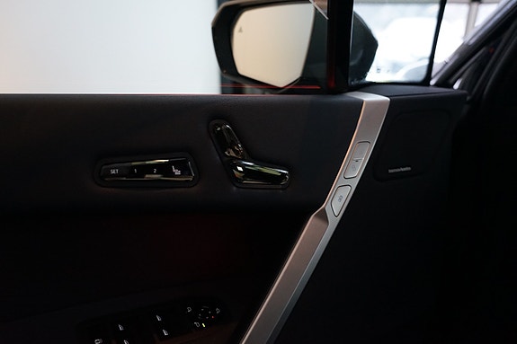 BMW iX 14 of 16
