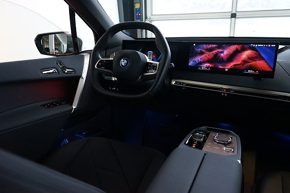 BMW iX 8 of 16