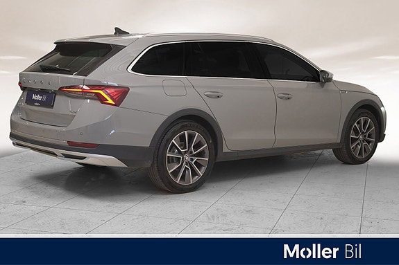 Skoda Octavia Scout 2 of 5