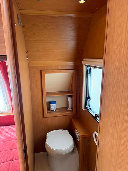 Hymer 560 / KØYER / OPPBLÅSTBART FORTELT / GULVVARME 20 of 24