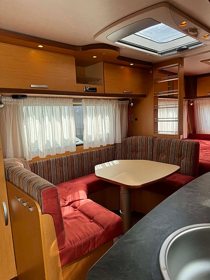 Hymer 560 / KØYER / OPPBLÅSTBART FORTELT / GULVVARME 9 of 24