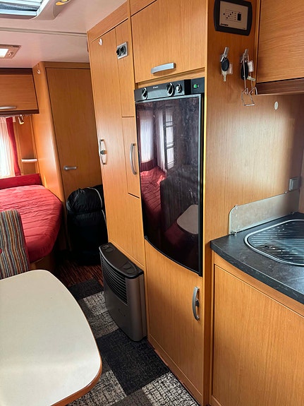 Hymer 560 / KØYER / OPPBLÅSTBART FORTELT / GULVVARME 12 of 24