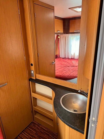 Hymer 560 / KØYER / OPPBLÅSTBART FORTELT / GULVVARME 19 of 24