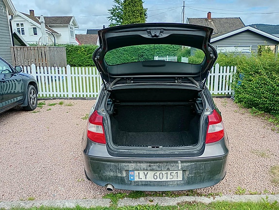 BMW 116i 3 of 5