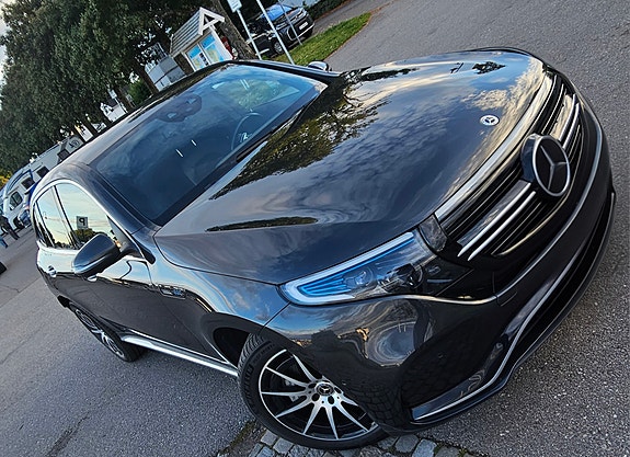 Mercedes-Benz EQC400 2 of 4