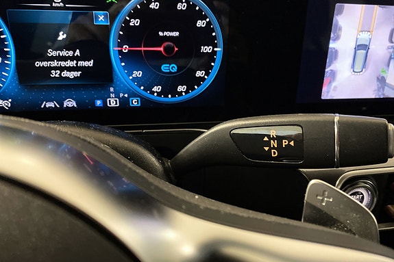 Digitalt cockpit med girvelger på rattet og servicevarsling.
