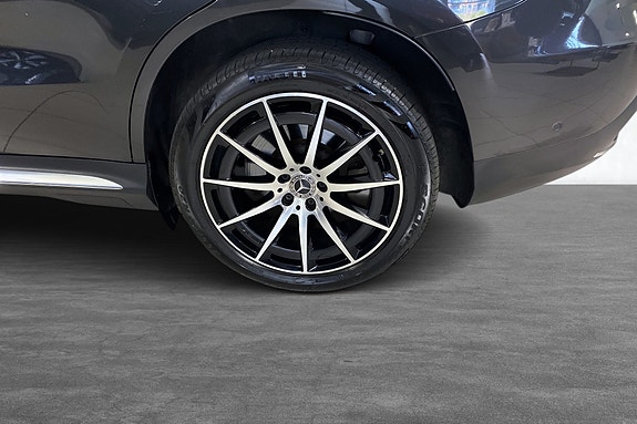 AMG multieikefelg i 20" gir sportspreg og solid grep.