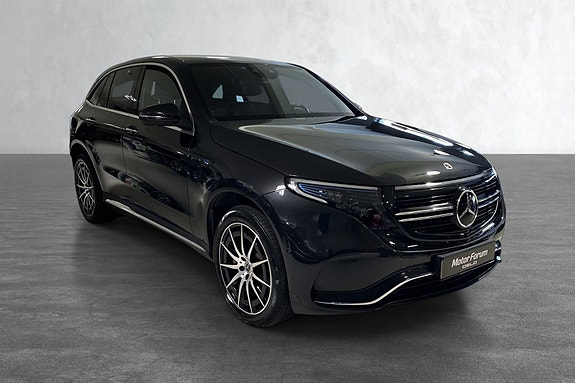 Stilren front med karakteristisk Mercedes-Benz grill og LED-lys.