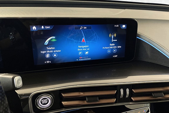Intuitivt touchscreen med navigasjon og digital radio inkludert.