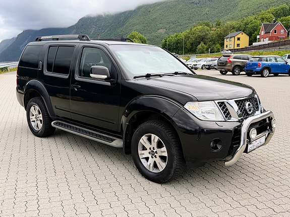 Nissan Pathfinder 2 of 5