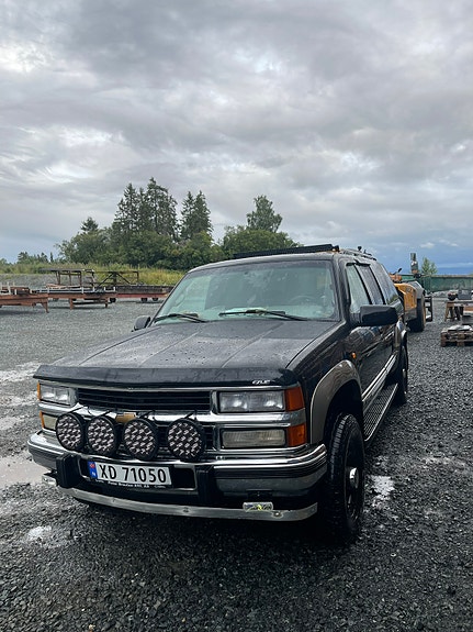 Chevrolet Suburban 3 of 30